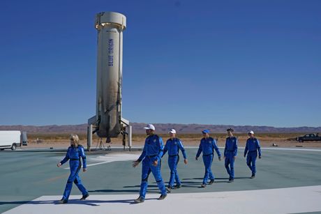 Uspešan let rakete Džefa Bezosa sa šest putnika
