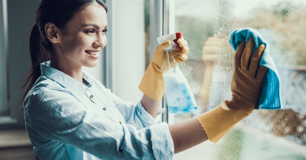 Dodajte čašicu ovog pića u vodu i prozori će vam sijati danima bez brisanja