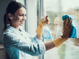 Pranje prozori prozora, sređivanje stana, žena čisti