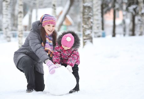 zima porodica porodična zabava  sneg, sneško , deca roditelji igra, majka dete
