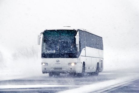 Autobus sneg mećava nevreme prevrnut autobus zavejan