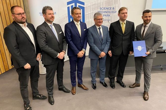 Predstavnici kompanije ZF Serbia sa direktorom Naučno-tehnološkog parka u Novom Sadu Nebojšom Drakulićem Predstavnici kompanije ZF Serbia sa direktorom Naučno-tehnološkog parka u Novom Sadu Nebojšom Drakulićem