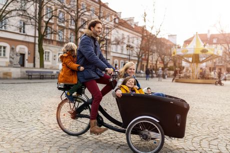 Cargo bike, porodica vozi bicikl