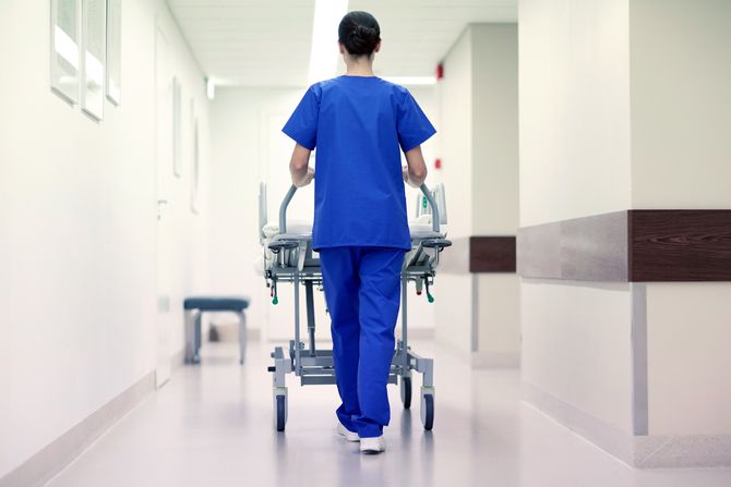 Medicinska sestra, bolnica, bolnički krevet Medicinska sestra, bolnica, bolnički krevet