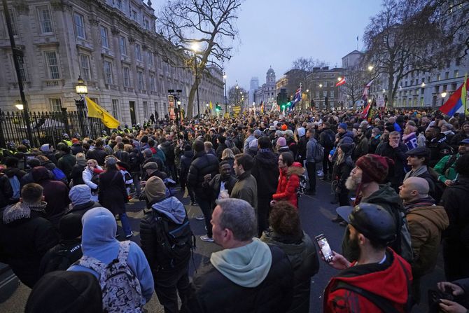 London protesti protiv antikovid mera korona