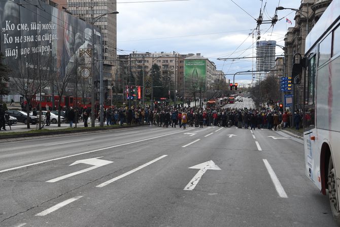 Protesti, vlada