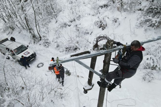 Ivanjica, sneg, mećava, zavejana sela, nevreme,  u selu Vučak