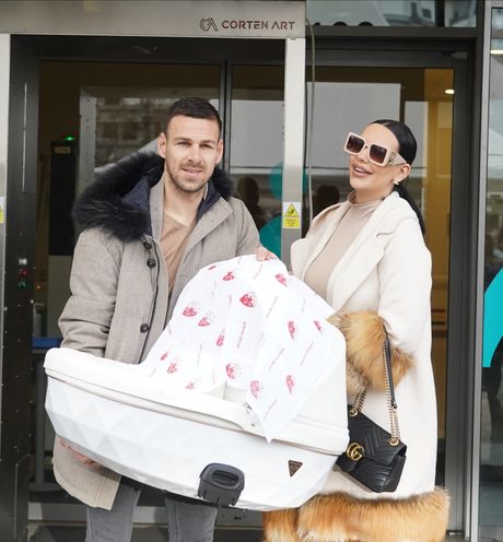 Katarina Kaća Grujić izlazak iz porodilišta Katarina Kaća Grujić izlazak iz porodilišta