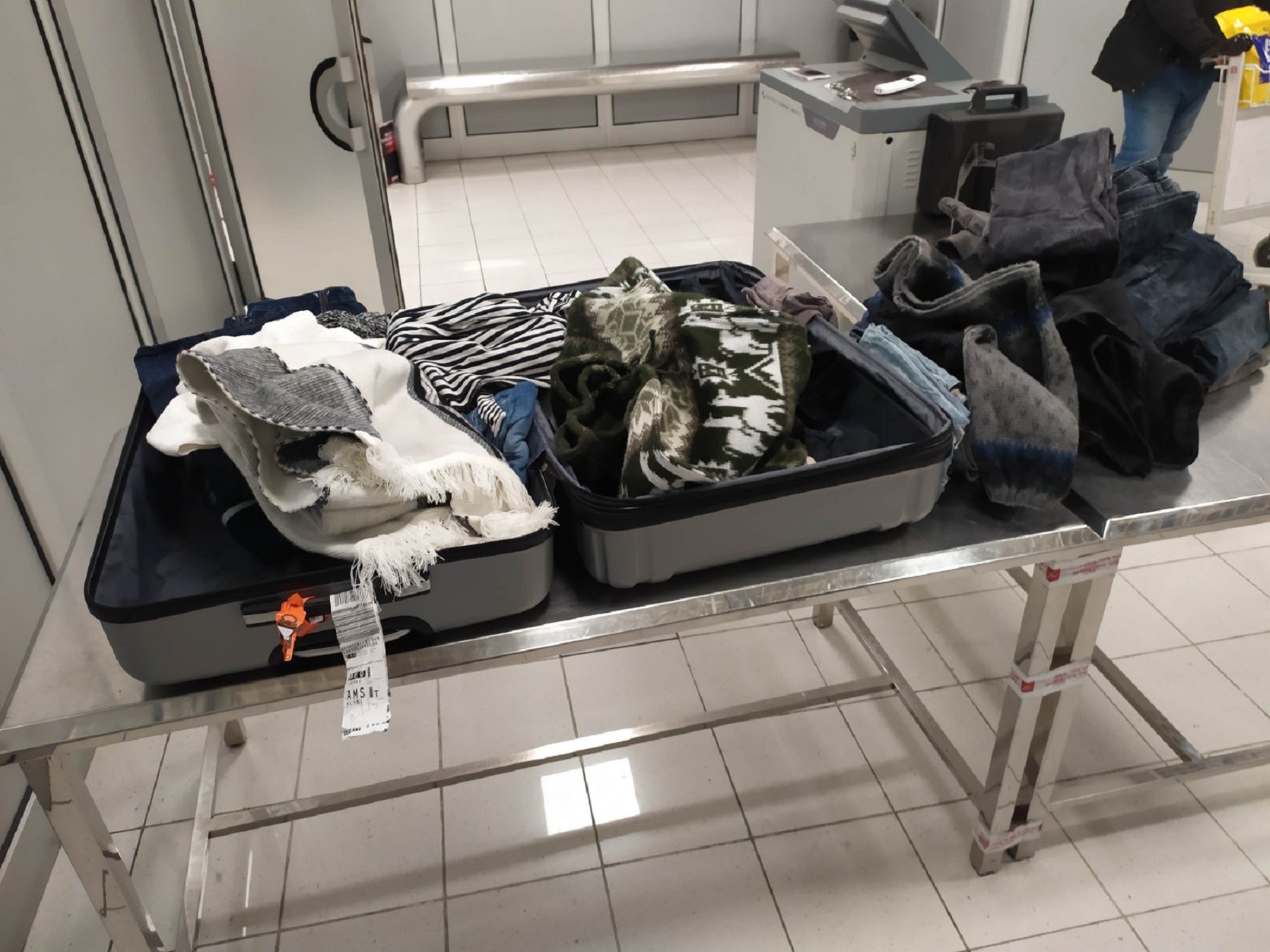 Starcu (86) carinici na aerodromu otvorili kofer i šokirali se: Zbog ovoga je odmah uhapšen