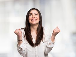 srećna žena devojka radovanje uspeh uspešna dobitak