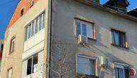 Fotografije mesta nesreće u Kraljevu: Beba pala s 2. sprata, komšije kažu da se igrala dok je majka čistila