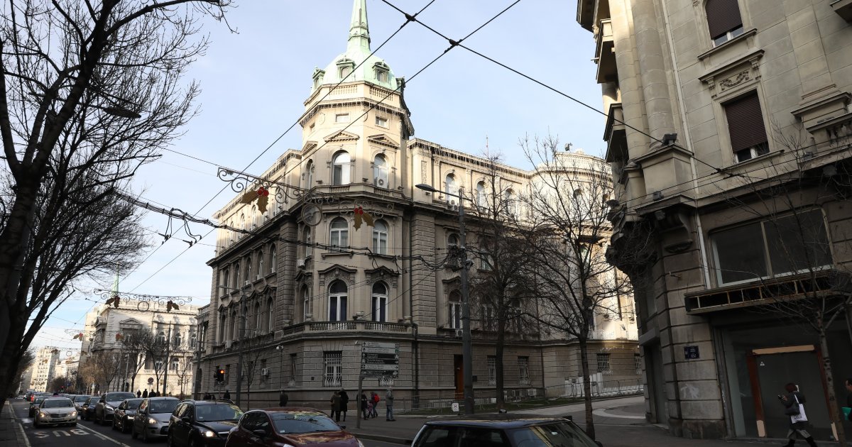 Police prevent Croatian citizen from forcing her way into Serbian Presidency building in Belgrade