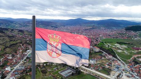 Novi Pazar  zastava Srbije, na pola koplja, spuštena