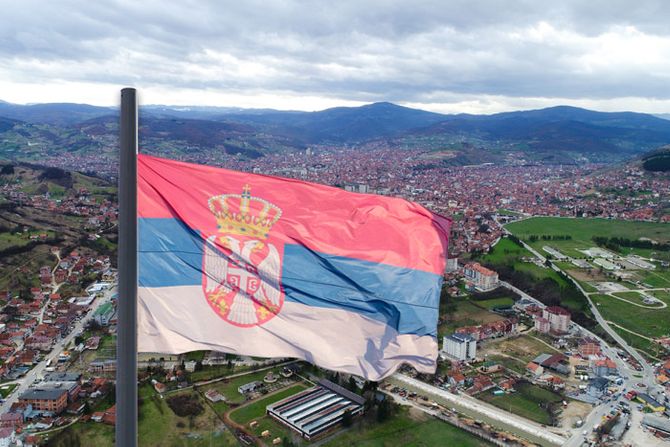 Novi Pazar  zastava Srbije, na pola koplja, spuštena