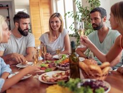 prijatelji slavlje ručak hrana porodica