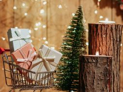 Nova godina pokloni  jelka sveće