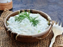 Salata, majonez, luk