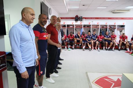 FK Crvena zvezda, svlačionica, Zvezdan Terzić, Mitar Mrkela, Dejan Stanković