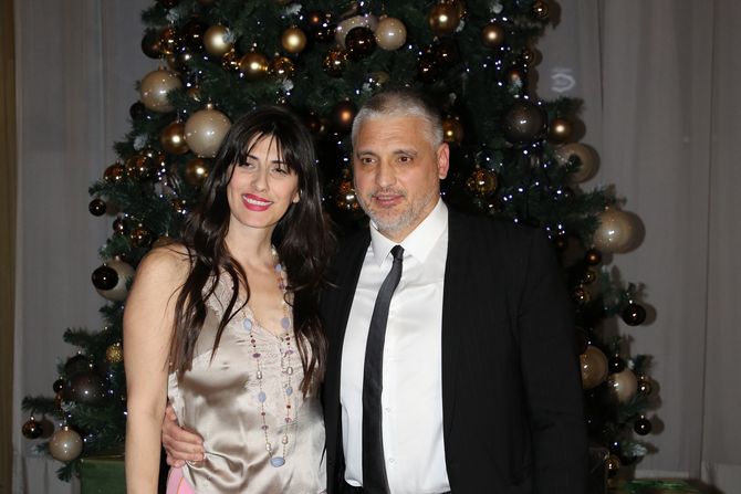 Doček Nove godine 2022 u Beogradu Čedomir Čeda Jovanović sa suprugom Doček Nove godine 2022 u Beogradu Čedomir Čeda Jovanović sa suprugom