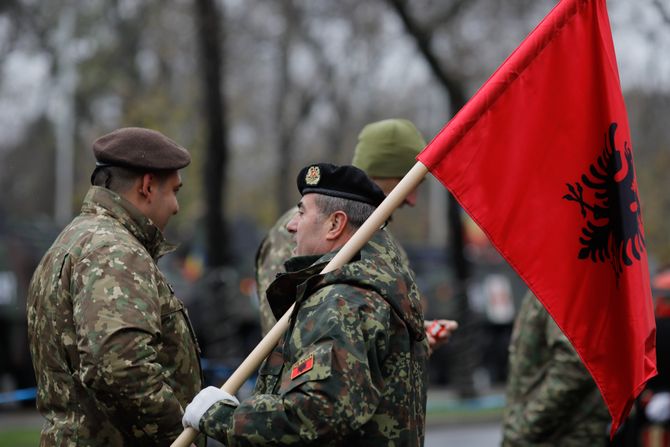 Albanski vojnik zastava