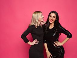 drugarice, crna haljina, moda