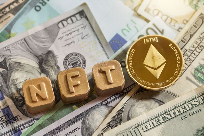 Gold letter NFT and coin, digitalna umetnost koja se prodaje za kriptovalute