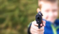 Dečak u policajca uperio pištolj-igračku, on ga upucao: Bežao, pa napravio katastrofalan potez