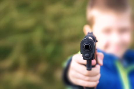 Dečak sa pištoljem u ruci