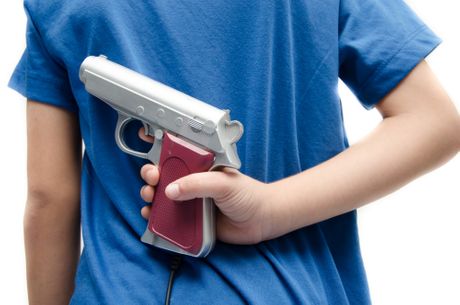 Dečak sa pištoljem u ruci