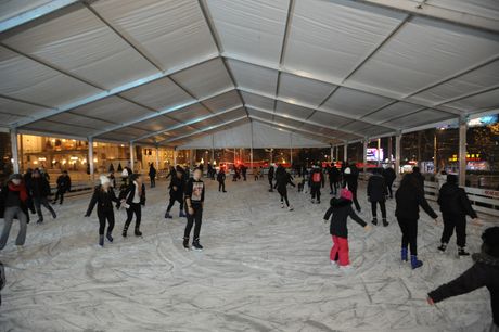 U okviru manifestacije Beogradska zima, večeras je na Trgu Republike otvoreno je veliko klizalište.