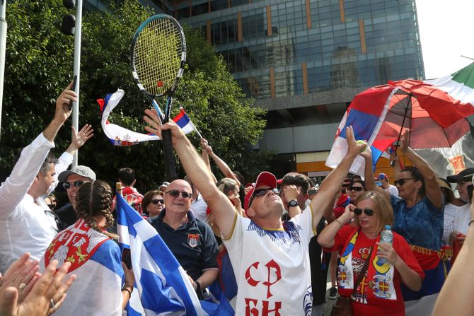 Slavlje navijača Novaka Đokovića ispred suda posle pobede