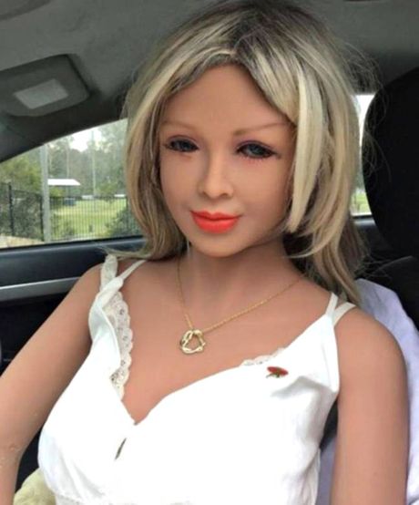 Geoff Gallagher zeni se sa ženom robotom