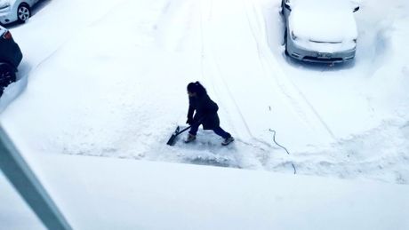 Jon Reyes žena supruga čisti sneg