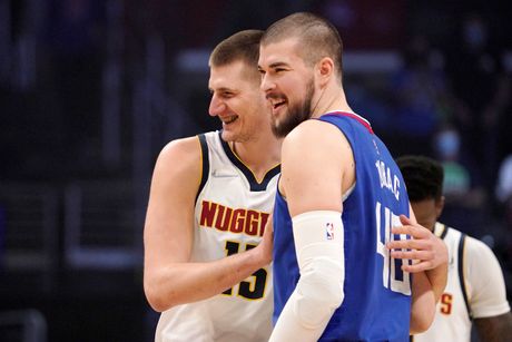 Nikola Jokić i Ivica Zubac u prijateljskom razgovoru