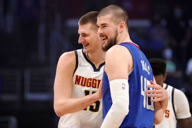 Nikola Jokić i Ivica Zubac u prijateljskom razgovoru