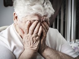 Starački dom, žena plače, baba