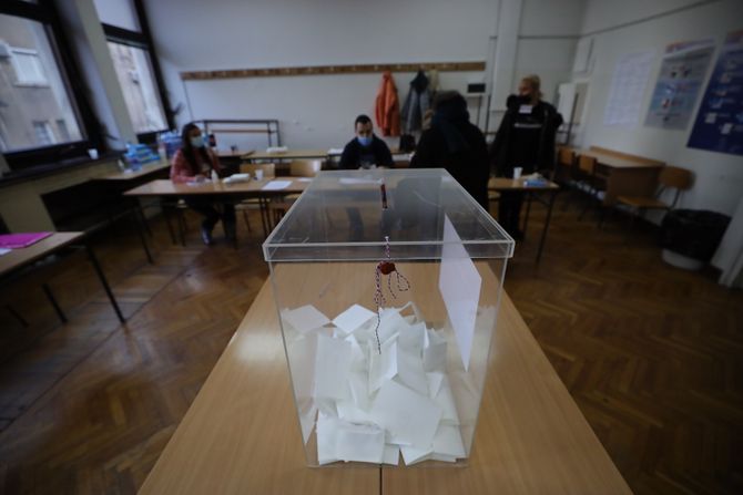 Referendum glasanje pokrivalice, glasačka kutija , glasačko mesto, glasački listići