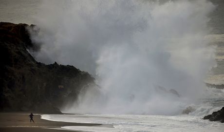 Kalifornija, pretnja od Cunamija nakon erupcije vulkana u Tongi