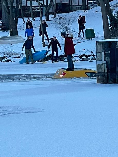 Auto potonuo kroz led žena pravi selfi