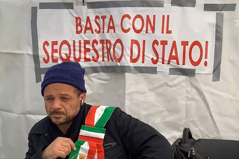 Italijanski gradonačelnik štrajkuje glađu zbog vladinih mera protiv korone:  U luci podigao šator, tamo spava - Telegraf.rs