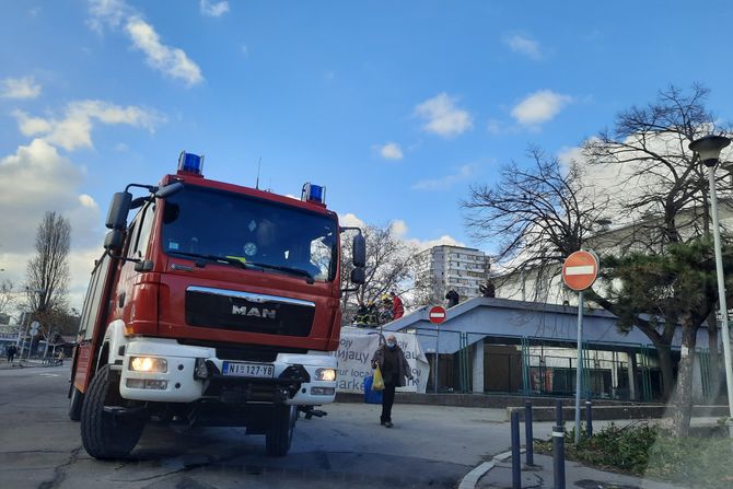 Iznose babu iz ruševine, Merkator, urušavanje zida na pijaci, vatrogasci