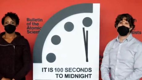 Doomsday Clock 100 seconds to midnight Sat 100 sekundi do ponoći