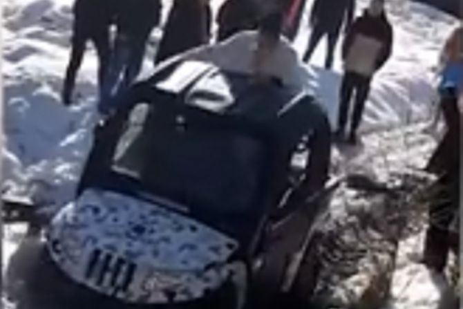 Pop, reka, časni krst, džip Pop, reka, časni krst, džip