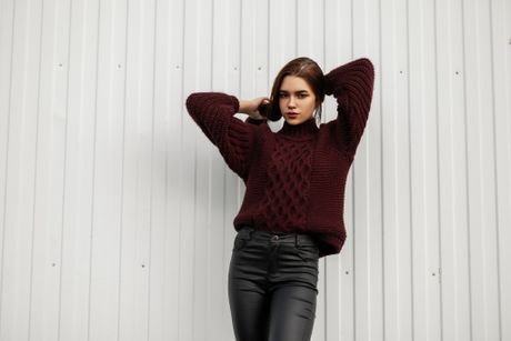 Moda, devojka, žena, kožne pantalone, džemper Moda, devojka, žena, kožne pantalone, džemper