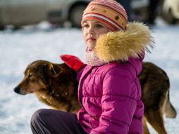 Devojčica pas sneg zima