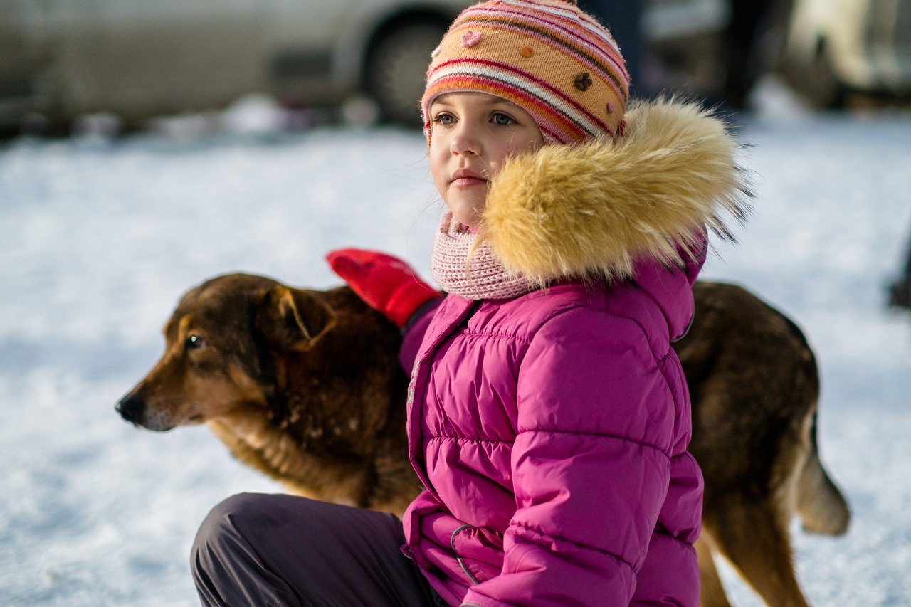 Video koji je rasplakao internet: Muškarac pratio šestogodišnju devojčicu samu po snegu i hladnoći do škole
