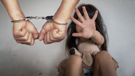 Devojčica uplašena plače pedofil pedofilija lisice