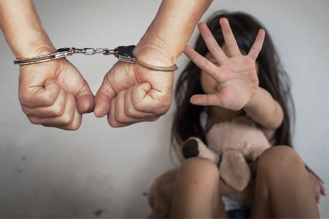 Devojčica uplašena plače pedofil pedofilija lisice Devojčica uplašena plače pedofil pedofilija lisice