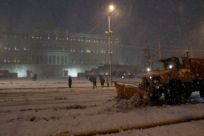 Πλούσια νύχτα λόγω χιονιού στην Ελλάδα: Χιονοθύελλα «έκοψε ρεύμα», τελείως αποκλεισμένη κυκλοφορία, σχολεία δεν λειτουργούν