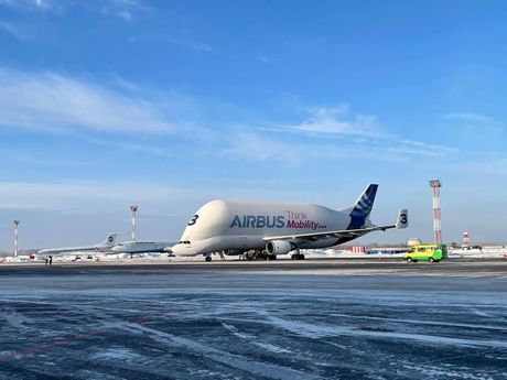 Beluga broj 3 poleće sa aerodroma Novosibirsk, Rusija do svog konačnog odredišta u Kobeu, Japan